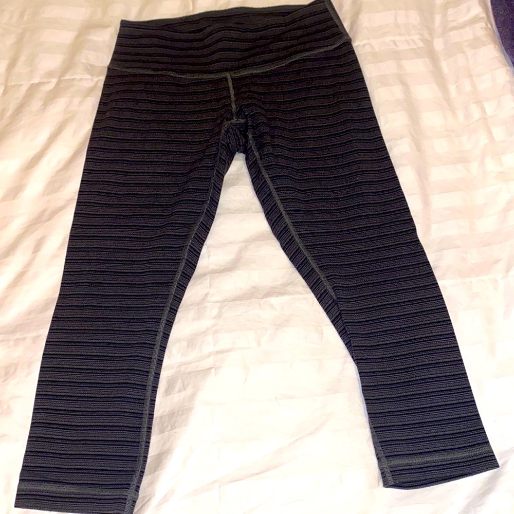 Lululemon Black & Grey Striped Capri Leggings Workout Pants Sz 6